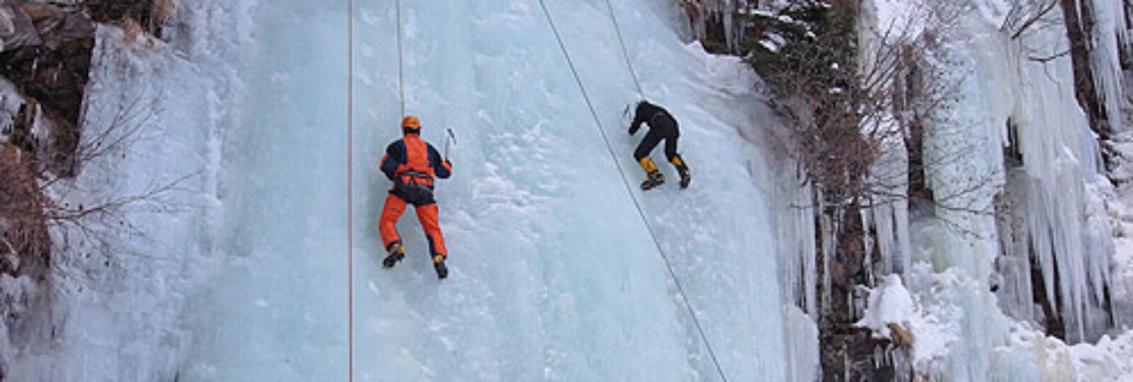 Prove di arrampicata su ghiaccio.