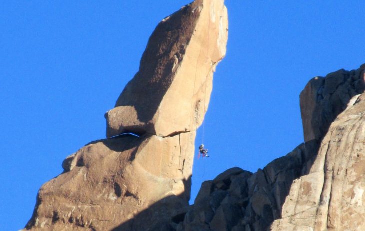 Una cordata scende dal blocco sommitale del cochete lunar.