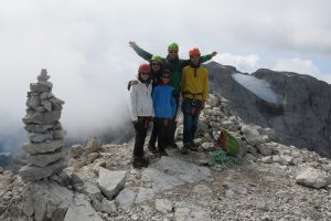 Manuela e i suoi bellissimi figli in vetta alla cima Falkner (2999m), variante al sentiero Benini.