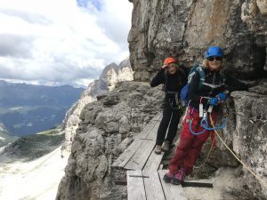 Paola e Mary sulle bocchette centrali, traversanto sotto la Brenta Alta.